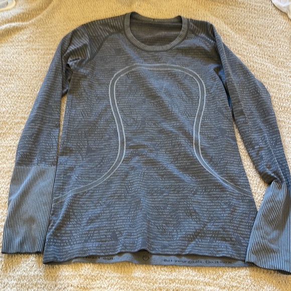 Lululemon lot of six tops various sizes - Picture 6 of 13